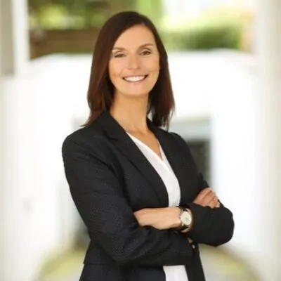 Christine Thoma, eine Expertin für Diversität im Fußball, lächelt selbstbewusst in einem modernen Umfeld. | © Masa-Yuasa