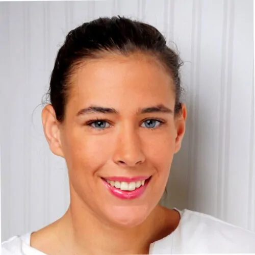 Eine lächelnde Frau mit braunem Haar posiert freundlich für ein Foto, das die Leidenschaft für Fußball verkörpert. | © Foto-Silva-e1775741234635