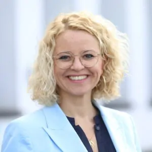 Porträt von Jana Bernhard, die mit einem freundlichen Lächeln für Vielfalt im Fußball eintritt.