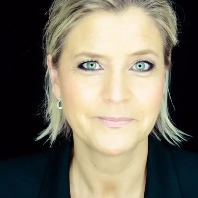 Bettina Berger lächelt in die Kamera und setzt sich für Vielfalt im Fußball und die Förderung von Frauen ein.