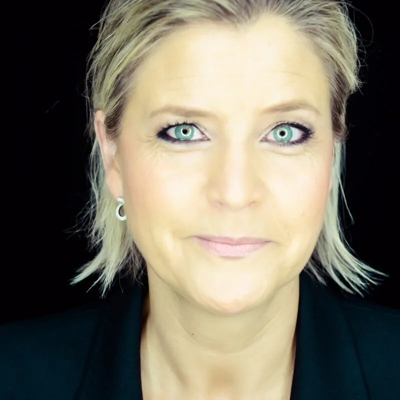 Bettina Berger lächelt in die Kamera und setzt sich für Vielfalt im Fußball und die Förderung von Frauen ein.