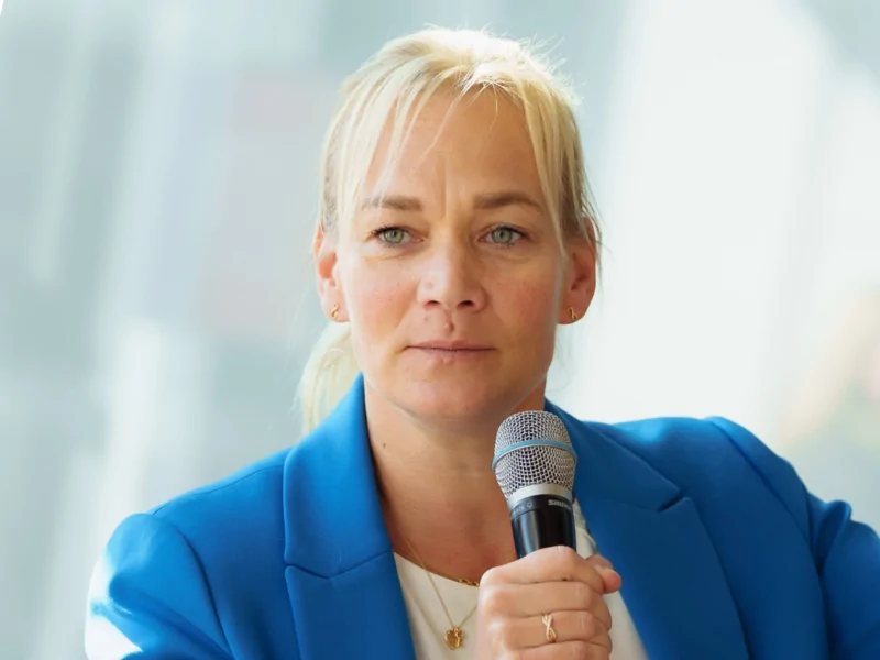 Eine Frau mit Mikrofon spricht engagiert über Vielfalt im Fußball und die Bedeutung von Inklusion im Sport.