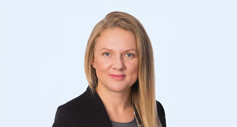 Daniela Bauer präsentiert sich mit einem freundlichen Lächeln, das Engagement für Vielfalt im Fußball widerspiegelt.