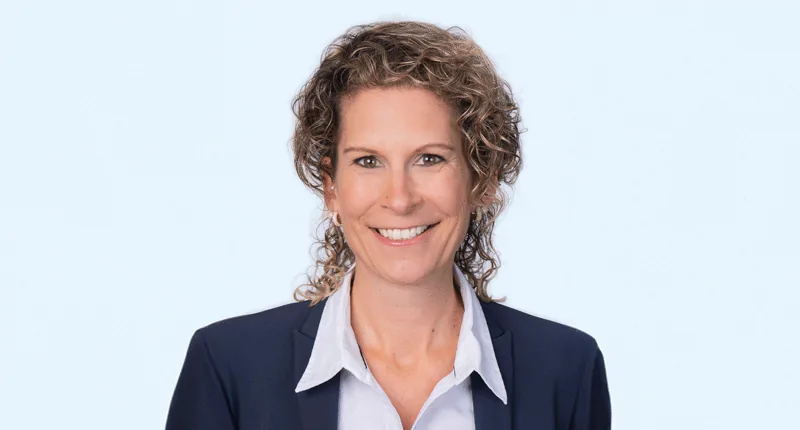 Dr. Marion Mertesacker strahlt Zuversicht aus und setzt sich für Vielfalt und Inklusion im Fußball ein.