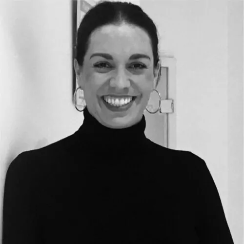 Janna Kohlmann lächelt freundlich vor neutralem Hintergrund und setzt sich für Vielfalt im Fußball ein.