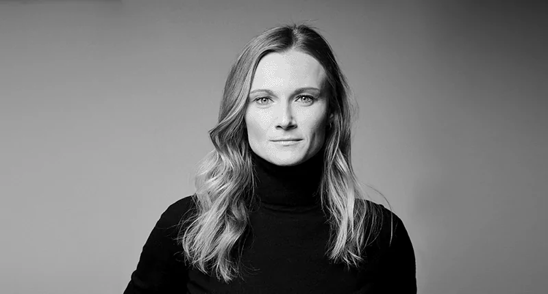 Kathleen Krüger posiert selbstbewusst in Schwarz-Weiß und setzt sich für Veränderungen im Fußball ein.