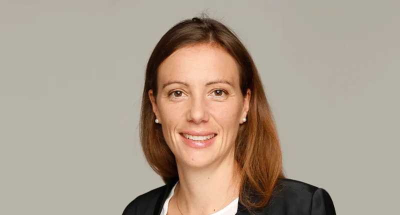 Kerstin Zerbe lächelt in einem professionellen Porträt und repräsentiert den Wandel im Fußball.