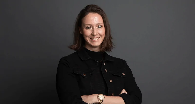 Linda Salbach lächelt selbstbewusst in die Kamera und setzt sich für Vielfalt im Fußball ein.