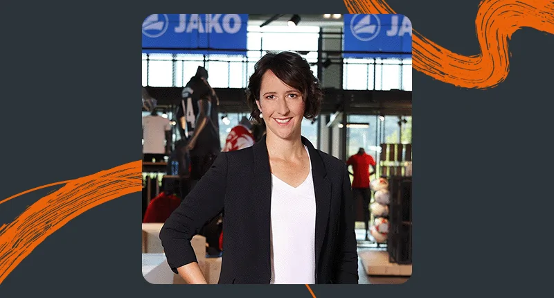 Nadine Sprügel steht in einem modernen Umfeld und setzt sich für Vielfalt und Inklusion im Fußball ein.