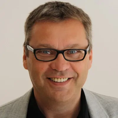 Stefan Klager lächelt freundlich in die Kamera und symbolisiert die Veränderung im Fußball für mehr Vielfalt und Inklusion.