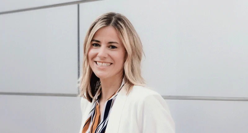 Alexandra Shaw lächelt in die Kamera und verkörpert die Vielfalt und Inklusion im Fußball.